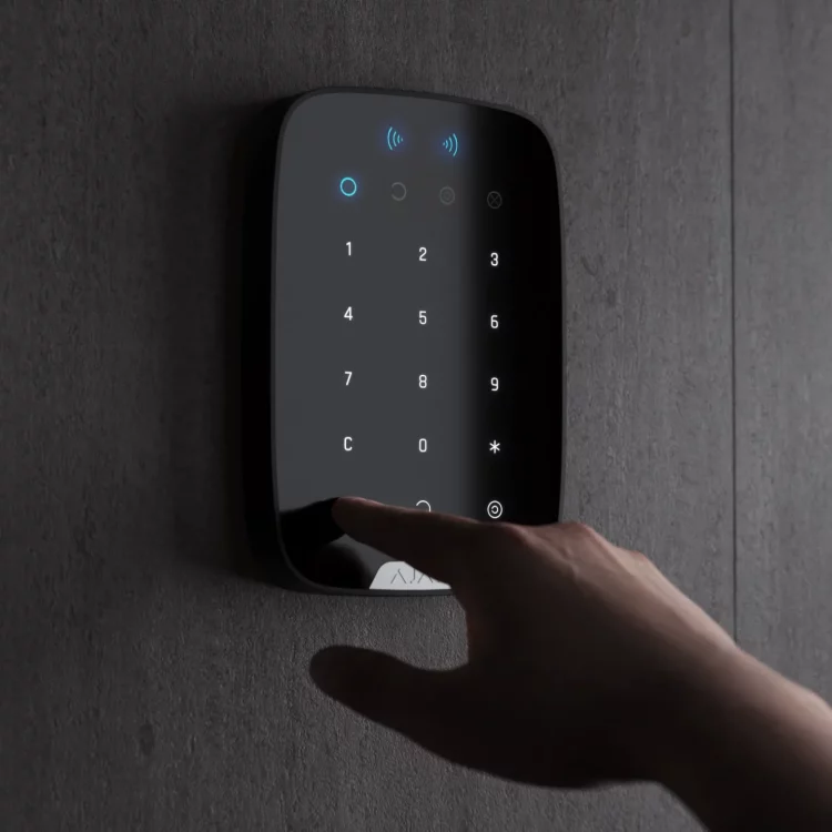 Clavier tactile de système d’alarme mural, utilisé pour saisir un code d’accès.